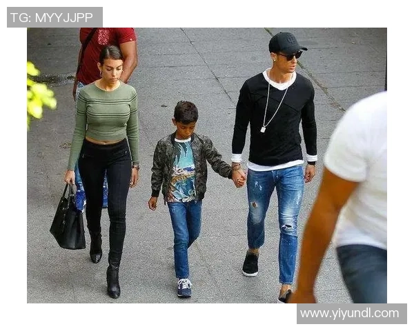 足球巨星们如何在家庭中扮演父亲角色：孩子们眼中的榜样与影响